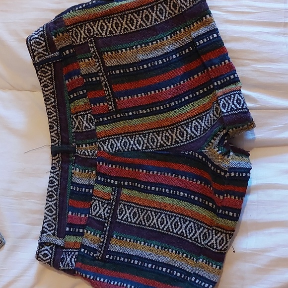 XS Shorts in a cool print - Picture 3 of 3